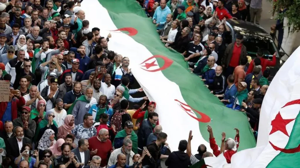 الكراهية بين الجزائريين تتخذ أبعادا دراماتيكية.. حين تتحول الانقسامات إلى سمّ عابر للقارات