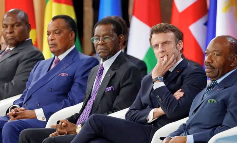 ماكرون يعيد تموضع الدبلوماسية الفرنسية في إفريقيا: جولة استراتيجية بين موريشيوس وجنوب إفريقيا والغابون وأنغولا