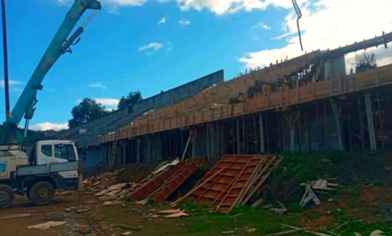 L’effondrement partiel des gradins du stade de Kherrouba révèle la fragilité des infrastructures et les lacunes administratives en Algérie