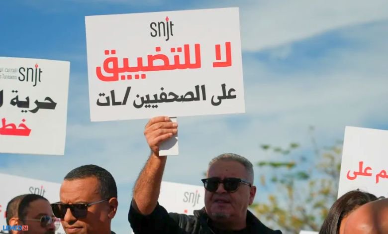 Tunisie.. des centaines de journalistes manifestent contre les restrictions à la liberté des médias