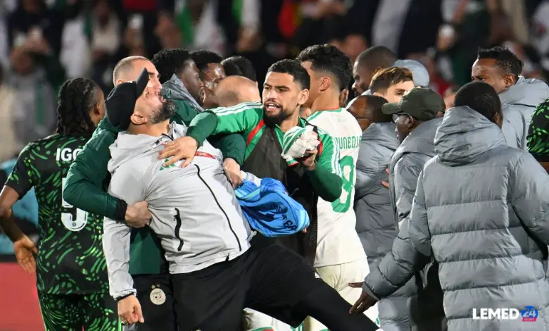 الكاف تعاقب الجزائر بعقوبات غير مسبوقة بعد فوضى ربع النهائي في المغرب