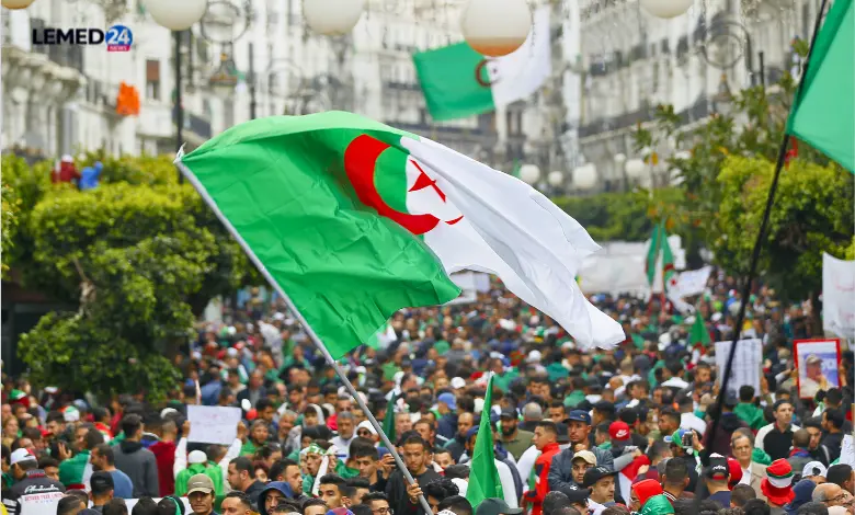 سبع سنوات على حراك 22 فبراير.. سلطة تغيّر الوجوه وتُبقي القبضة.. والشعب يدفع ثمن “الفرصة الضائعة”