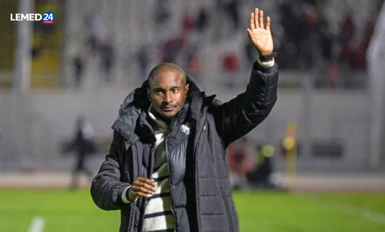 إيقاف رولاني موكوينا في مطار الجزائر وبحوزته 16 ألف دولار مخبأة في حذائه